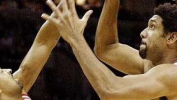 <b>DUNCAN, BIEN.</b> La figura de San Antonio Spurs, el alero Tim Duncan, lanza a canasta en el duelo ante Houston Rockets en San Antonio, Texas.