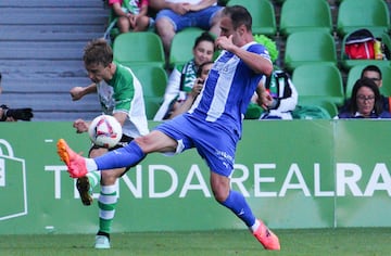 Javi Castro, que puede jugar de lateral derecho, fue central diestro en una línea de 5.