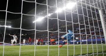 Karim Benzema lanzando uno de los dos penaltis que Sergio Herrera le detuvo.