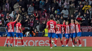 2-0. Álvaro Morata celebra con sus compañeros el segundo tanto que marca en el minuto 45 de partido.