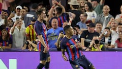 Raphinha celebra su gol al Madrid con Gavi.