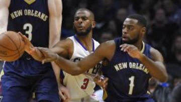 Chris Paul y Tyreke Evans pelean por un balón.