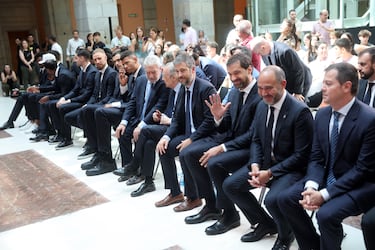 Sergio Llull saluda a un aficionado durante el acto.