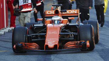 Fernando Alonso llegando al pit lane con problemas en su monoplaza durante la primera sesi&oacute;n de test en el circuito de Montmel&oacute;.