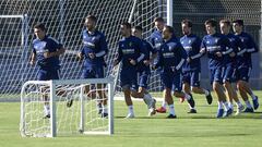 Los jugadores del Real Zaragoza hacen carrera durante una sesi&oacute;n de entrenamiento.