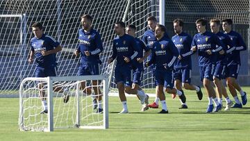 Los jugadores del Real Zaragoza hacen carrera durante una sesión de entrenamiento.