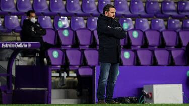 VALLADOLID, SPAIN - JANUARY 29: Real Valladolid Manager Sergio Gonzalez looks on during the La Liga Santander match between Real Valladolid CF and SD Huesca at Estadio Municipal Jose Zorrilla on January 29, 2021 in Valladolid, Spain. Sporting stadiums aro
