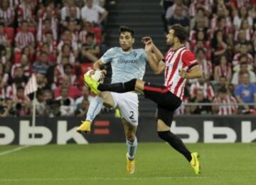 El defensa del Athletic Club Mikel Balenziaga lucha el balón con Eneko Bóveda, del Eibar, durante el partido de la sexta jornada de Liga en Primera Division que se juega esta noche en San Mamés.