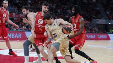 ZARAGOZA, 04/03/2023.- El alero cubano del Casademont Zaragoza Howard Sant-Roos (d) pelea una posesión con el base argentino del FC Barcelona Nicolás Laprovittola (c) durante un encuentro correspondiente de Liga Endesa disputado este sábado entre el Casademont Zaragoza y el FC Barcelona en Zaragoza. EFE/ Javier Cebollada