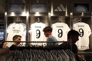 Venta de la camiseta de MBappé con el Real Madrid.