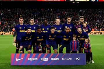 El once inicial del FC Barcelona con la camiseta de apoyo a Rafinha tras su grave lesión. 