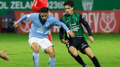 El centrocampista Fran Beltrán protege el balón durante el partido de segunda ronda de Copa del Rey que Sestao River y Celta de Vigo jugaron el jueves en el estadio Las Llanas, en Sestao.