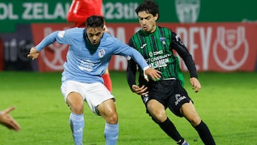 El centrocampista Fran Beltrán protege el balón durante el partido de segunda ronda de Copa del Rey que Sestao River y Celta de Vigo jugaron el jueves en el estadio Las Llanas, en Sestao.