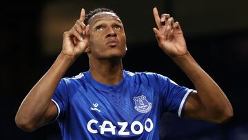 El defensor colombiano Yerry Mina marc&oacute; un gol en la victoria del Everton 2-1 frente al Arsenal.