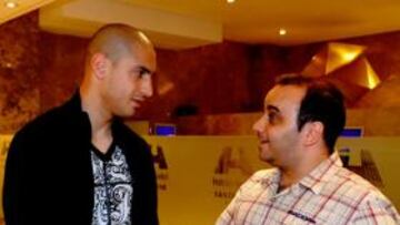 <b>ENHORABUENA. </b>El delantero argentino (izquierda) es felicitado por AS tras su fichaje por el Racing.