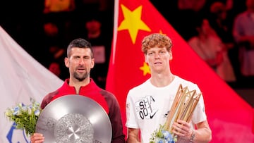 Shanghai (China), 13/10/2024.- Jannik Sinner (R) of Italy poses with his trophy after winning his Men's Singles Final match against Novak Djokovic (L) of Serbia at the Shanghai Masters tennis tournament in Shanghai, China, 13 October 2024. (Tenis, Italia) EFE/EPA/ALEX PLAVEVSKI