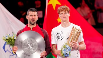 Jannik Sinner, con Novak Djokovic en la entrega de torfeos del Shanghai Masters.