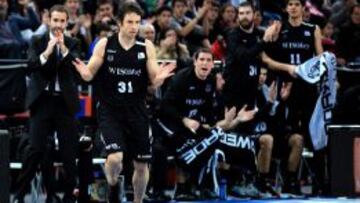 Ra&uacute;l L&oacute;pez celebra una canasta ante el Valencia.