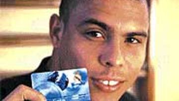 <B>DAVID BECKHAM TIENE EL NÚMERO300.000.</B> El crack inglés recibió el Carnet Madridista nada más fichar por el que será su equipo los próximos cuatro años. El número redondo, 300.000, revela el éxito de la iniciativa tomada por el club.