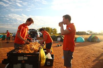 Varios miembros de la competición tratan de reponer fuerzas en el campamento. 