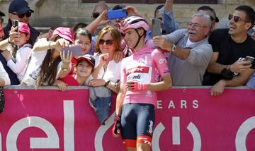 Juanpe López se fotografía con los aficionados del Giro en Mesina.