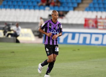 Tras jugar doce minutos con el Valladolid, su nuevo equipo, le sacaron una tarjeta roja directa a Nivaldo contra el Almer¨ªa en el campo de los andaluces. El partido termin¨® empate a cero.