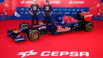 Daniil Kvyat y Jean-Eric Vergne posan con el Toro Rosso STR9.