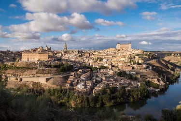 Se conoce a Toledo como la ciudad de las tres culturas ya que es uno de los mayores símbolos de convivencia en la península ibérica con obras maestras judías, cristianas e islámicas. Fue municipio romano, capital del reino visigodo, plaza estratégica del emirato de Córdoba y puesto de mando de los cristianos en su lucha contra los musulmanes.