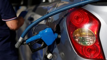 ?Por qu¨¦ est¨¢ bajando el precio de la gasolina en Estados Unidos antes del verano?