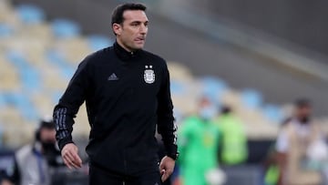 FILE PHOTO: Soccer Football - Copa America 2021 - Final - Brazil v Argentina - Estadio Maracana, Rio de Janeiro, Brazil - July 10, 2021 Argentina coach Lionel Scaloni during the match REUTERS/Amanda Perobelli/File Photo