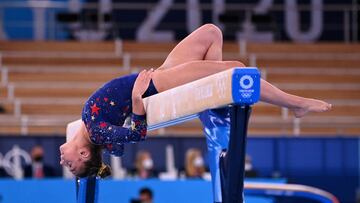 Sunisa Lee, durante el ejercicio de barra de equilibrios de la final del concurso completo.