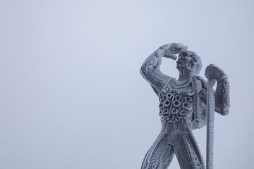 El monumento al Montañero helado en el Puerto de Navacerrada en Madrid. La Agencia de Seguridad y Emergencias de la Comunidad de Madrid (ASEM 112) ha activado la situación 0 de la fase de alerta del Plan Especial de Protección Civil Ante Inclemencias Invernales por previsión de la Agencia Estatal de Meteorología (Aemet) de vientos y nieve en la Sierra. Además, la Aemet mantiene el nivel de alerta amarillo por nevadas. Se espera una acumulación de nieve hasta los cinco centímetros a partir de los 1.000 metros y hay alerta por viento con rachas de hasta 80 kilómetros por hora. 