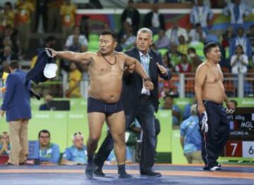 En el último día, la mayor anécdota se produjo en el combate por el bronce de lucha libre en la categoría de -65kg. El mongol Mandakhnaran Ganzorig celebró antes de tiempo su triunfo sin saber que se sanciona por ello y perdió la medalla a favor del uzbeco Ikhtiyor Navruzov. Sus entrenadores protestaron quitándose la ropa y quedándose en calzoncillos.