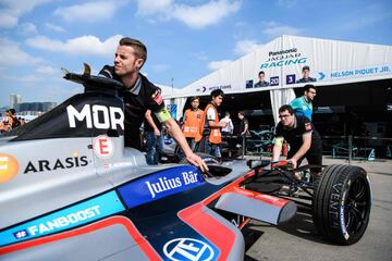 Miembros del equipo Venturi meten en el box el monoplaza del piloto alemán Edoardo Mortara.