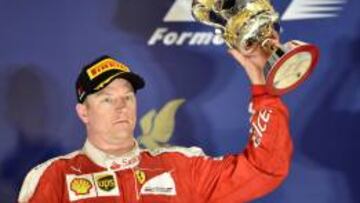 Kimi Raikkonen en el podio de Bahrein.