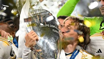 Modric besa la Champions conquistada el pasado 1 de junio en Londres.
