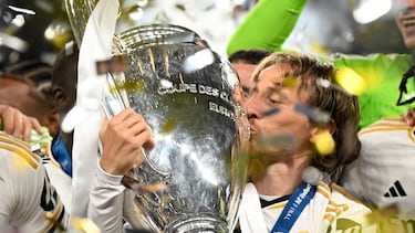 Real Madrid's Croatian midfielder #10 Luka Modric kisses the trophy to celebrate the victory at the end of the UEFA Champions League final football match between Borussia Dortmund and Real Madrid, at Wembley stadium, in London, on June 1, 2024. (Photo by INA FASSBENDER / AFP)