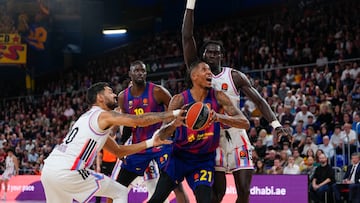 BARCELONA, 12/02/2026.- El alero estadounidense del Barça Will Clyburn (2d) lanza a canasta ante Mouhamed Faye (detrás), del París Basketball, durante el partido de la jornada 28 de la EuroLiga que Barça y París Basketball disputan hoy jueves en el Palau Blaugrana. EFE/Alejandro García