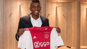 Casierra firma con Ajax y lo reciben Overmars y Van der Sar