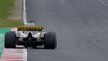Renault's Spanish driver Carlos Sainz Jr drives at the Circuit de Catalunya on February 27, 2018 in Montmelo on the outskirts of Barcelona during the second day of the first week of tests for the Formula One Grand Prix season. / AFP PHOTO / JOSE JOR