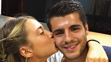 Alice Campello dando un beso en la mejilla a Álvaro Morata