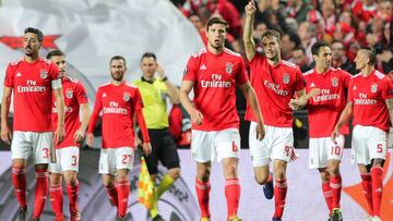 EPA6997. LISBOA (PORTUGAL), 14/03/2019.- Francisco Ferreira (3-d) de Benfica celebra con sus compa&ntilde;eros de equipo tras anotar un el 2-0 este jueves durante un partido de la ronda 16 de la Liga Europa de la UEFA, entre el SL Benfica y el GNK Dinamo 