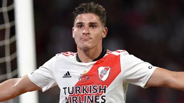 SANTIAGO DEL ESTERO, ARGENTINA - DECEMBER 18: Juli&aacute;n &Aacute;lvarez of River Plate celebrates after scoring the first goal of his team during the Trofeo de Campeones 2021 between River Plate and Colon at Estadio Unico Madre de Ciudades on December 18, 2021 in Santiago del Estero, Argentina. (Photo by Hernan Cortez/Getty Images)