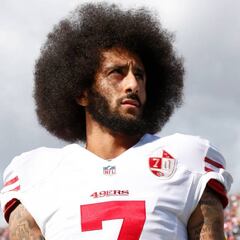 Marina de USA investiga demostración canina en hombre con jersey de Colin Kaepernick