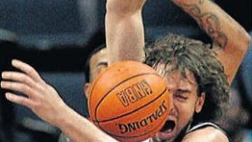 <b>DÍA DE FURIA. </b>El fuego combinado de Gasol y Miller arrasó a los Warriors.