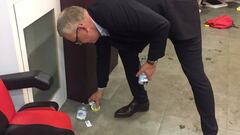 El entrenador de Suecia, Janne Andersson, limpiando el vestuario del Mil&aacute;n.