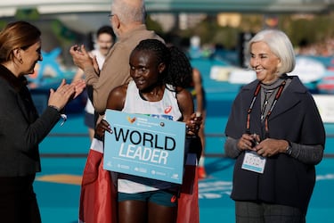  La corredora keniata Janeth Jepkosgei junto a la alcaldesa de Valencia, María José Catalá (izquierda), y a la vicepresidenta de Mercadona, Hortensia Herrero.