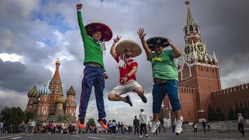 Hinchas mexicanos disfrutan del Mundial en la Plaza Roja, sin duda el escenario en el que Rusia se ha podido mostrar al mundo como un país seguro.