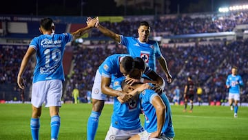 Georgios Giakoumakis festeja su primer gol con Cruz Azul.