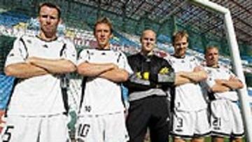 <b>LA MURALLA NÓRDICA</B>. Basma, Hoftun, el portero Johnsen, Riseth y Stensaas, posaron ayer para AS en Riazor.